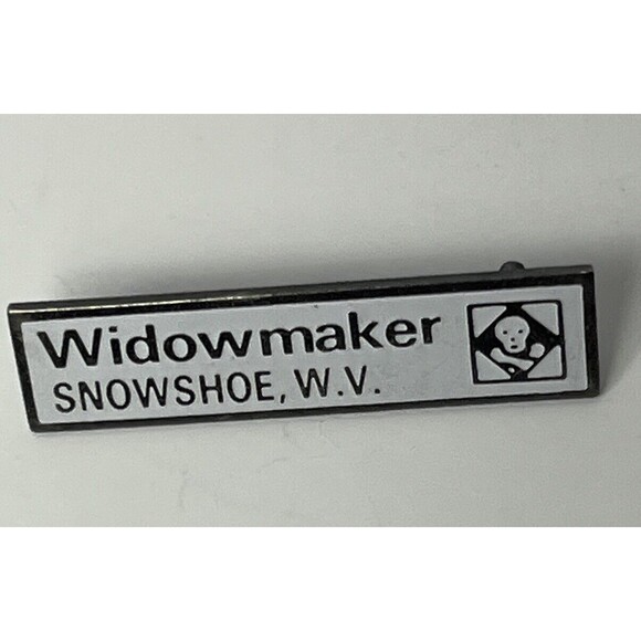 Snowshoe Lapel Pin Vintage Widowmaker Run Ski Resort West VA Black Diamond Skull - Picture 1 of 2